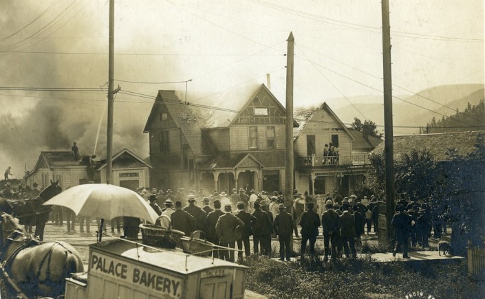 a 1903 house fire at the corner of Stanley and Mill looking east. The black horse on the right is a fire horse. The one pulling the bakery wagon may be a retired fire horse who couldn’t resist answering the call. Courtesy of The BC Archives.